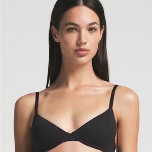 Simms 
PLUNGE BRA 
$54 Classic Black Bra 30A